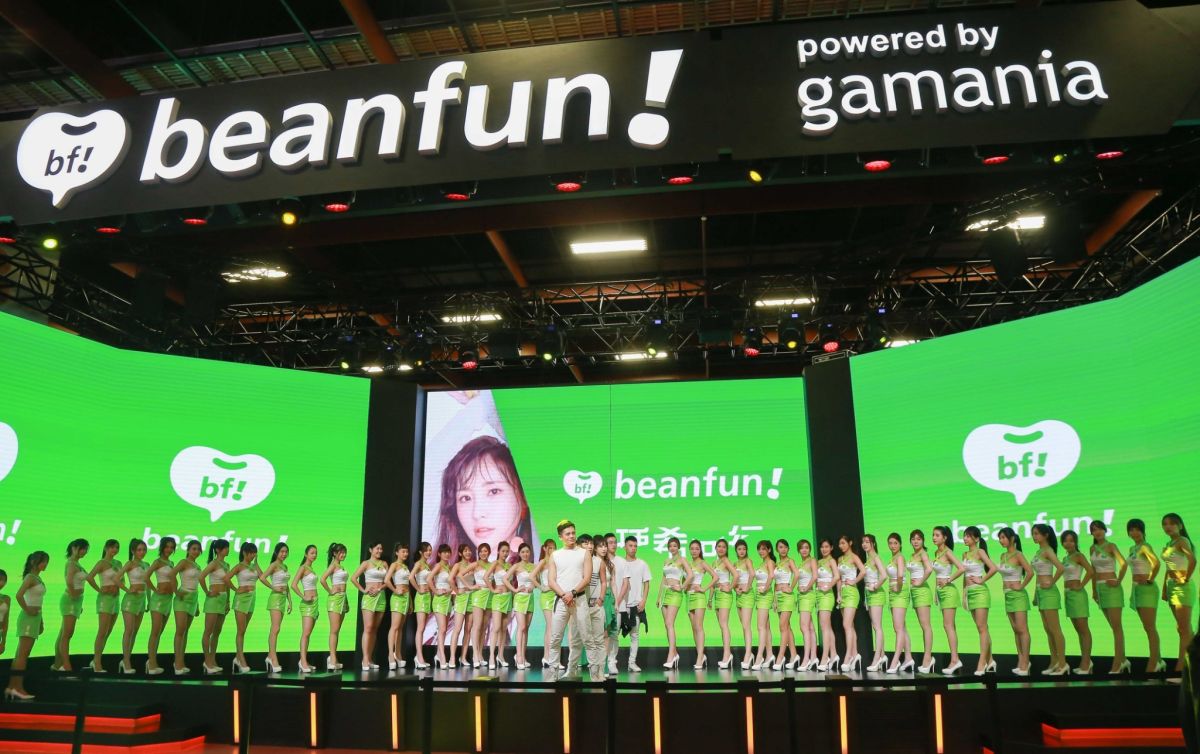 ▲beanfun!攤位開展，44名showgirl一字排開超壯觀。（圖／葉政勳攝）