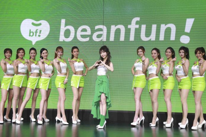 beanfun!攤位開展，44名showgirl一字排開超壯觀。（圖／葉政勳攝）