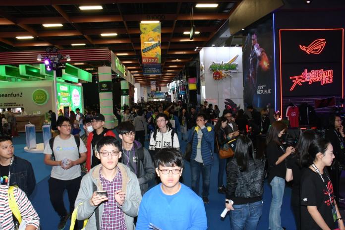 台北國際電玩展擠爆人潮，首日人次破萬。（圖／葉政勳攝）