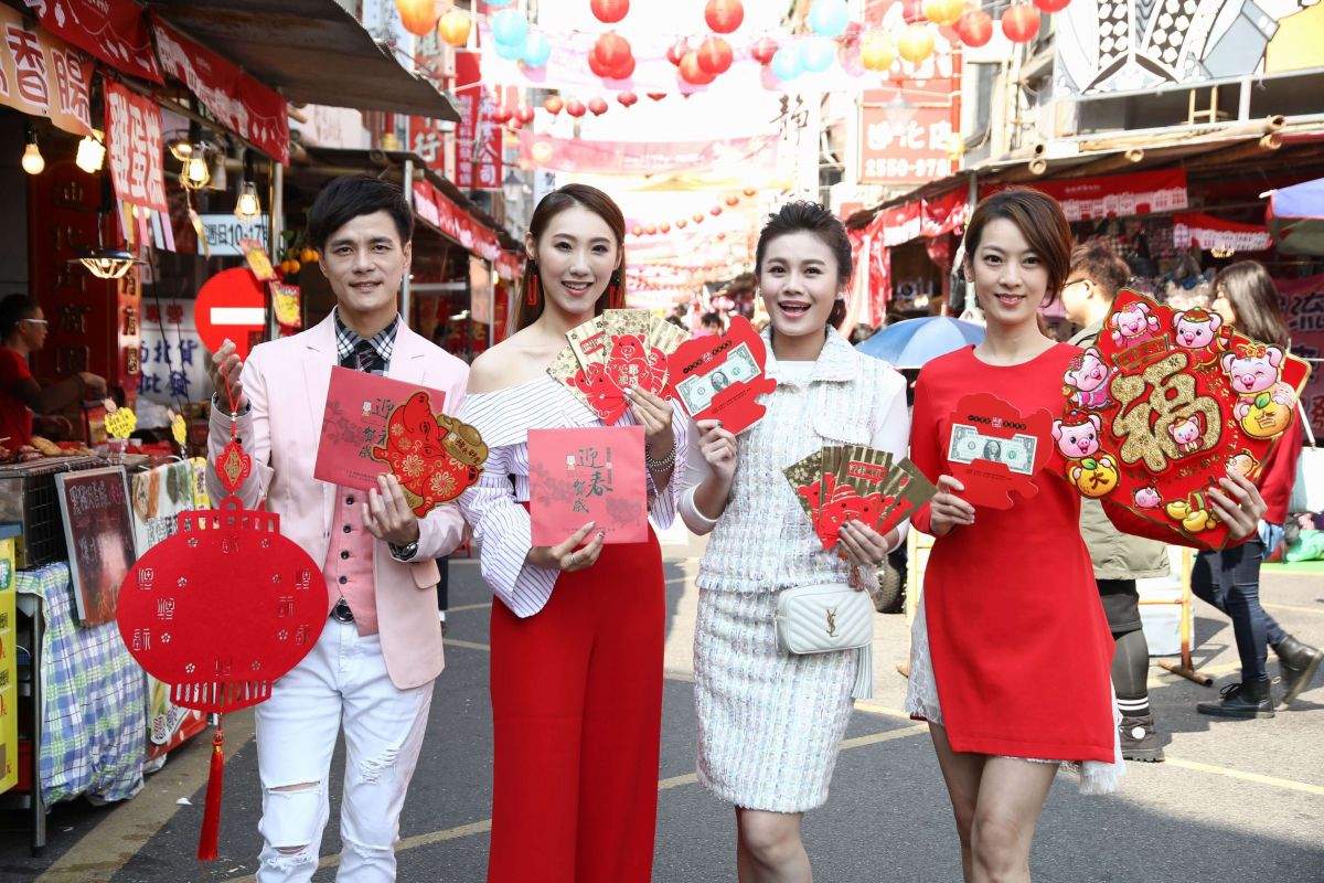 ▲朱海君領同門師弟妹一起逛年貨大家。（圖／豪記唱片提供）
