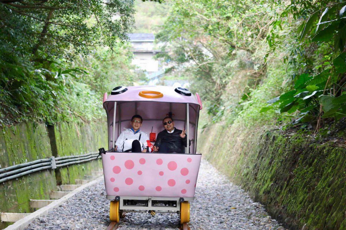 ▲新北市長侯友宜今日到串連青春山海線各景點的樞紐－瑞芳深澳地區視察，並與觀光旅遊局長張其強一起試乘深澳鐵道自行車。（圖／新北市政府提供）