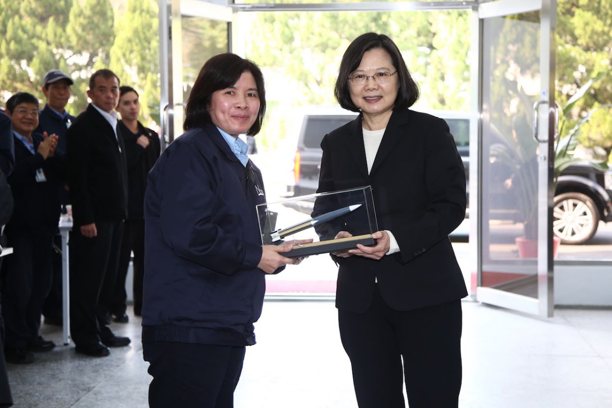 蔡英文總統25日上午前往新北市三峽區慰勉「中科院系統製造中心」同仁，中科院回贈雄三飛彈模型。（圖／軍聞社提供, 2019.1.25）