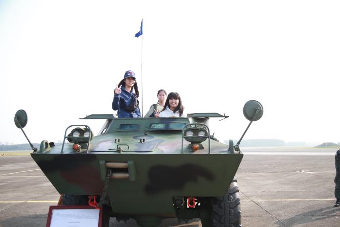 ▲在空軍各型機與地面武器陳展中，空軍第六混合聯隊也特別安排C-130、E-2K、P-3C反潛機、STRIKER消防車、車載劍一、V-150輪型甲車等武器裝備與學子們近距離接觸。（圖／記者郭凱杰翻攝）