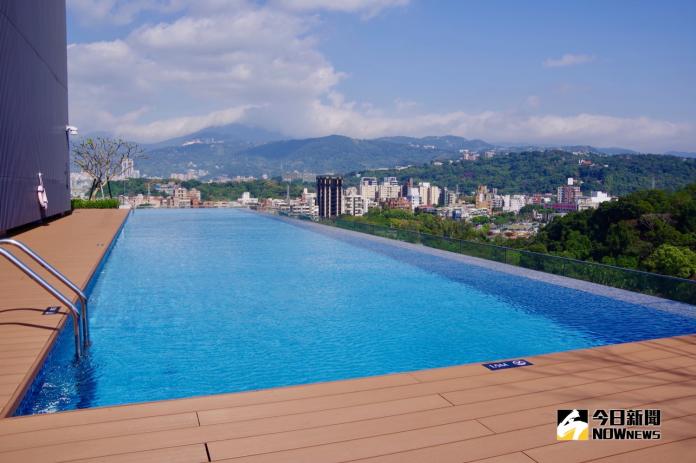 ▲萬豪集團旗下「台北士林萬麗酒店」正式開幕，頂樓的無邊際泳池是目前台北市唯一。（圖／記者陳致宇攝）