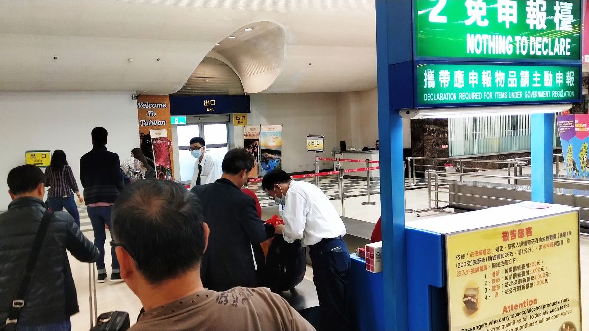 ▲為了防疫非洲豬瘟，高雄小港機場入境旅客大排長龍，等待海關及防疫人員檢查行李。（圖／記者郭俊暉攝 , 2019.01.18）