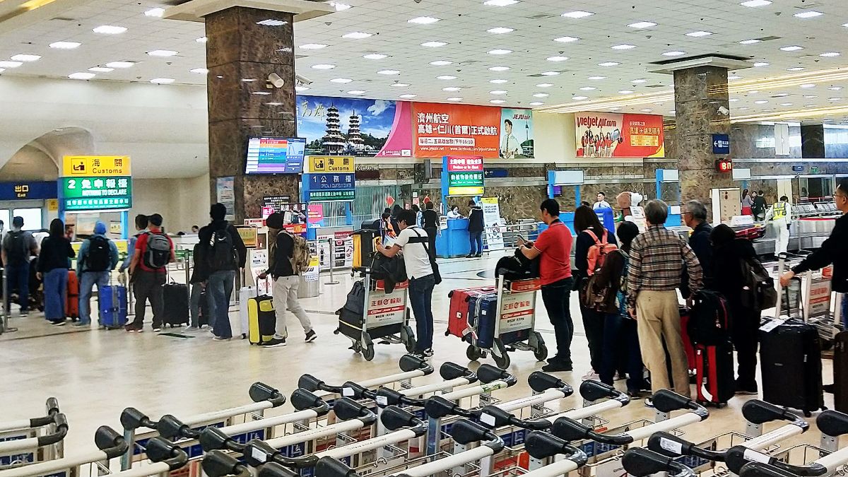 ▲為了防疫非洲豬瘟，高雄小港機場入境旅客大排長龍，等待海關及防疫人員檢查行李。（圖／記者郭俊暉攝 , 2019.01.18）