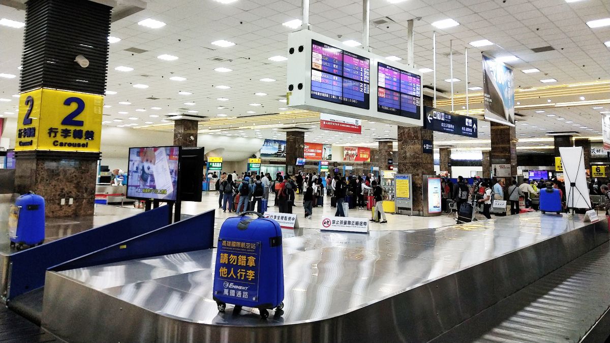 ▲弋姓男子前往小港機場辦理登機報到手續時，突然向地勤人員稱「我有槍」當場被逮。雄檢考量雖未搜出槍砲等物，但因他影響飛安，態度囂張等，依違反民航法等起訴，建請重判。（小港機場示意圖／記者郭俊暉攝 , 資料照片）