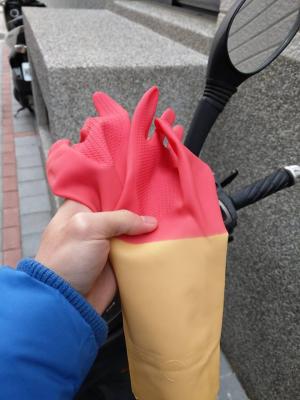 ▲一名網友在臉書社團「爆怨公社」表示，因為最近天冷，早上外出前，母親拿了一雙「防風手套」給他，豈料竟是一雙「居家清潔手套」。（圖／翻攝自爆怨公社）