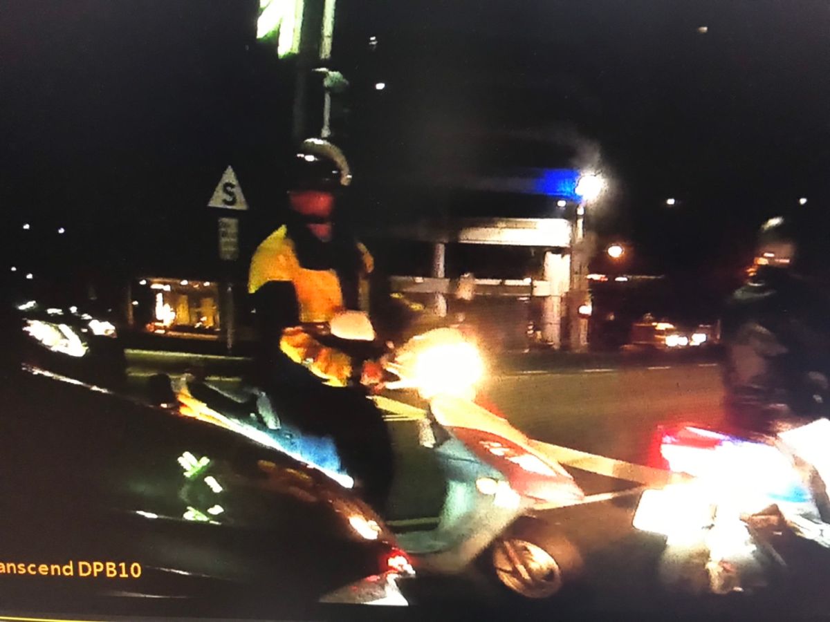 ▲駕駛停車假意受檢，又突然加速倒車，企圖衝撞員警。（圖／記者郭凱杰翻攝，2016.01.26)）