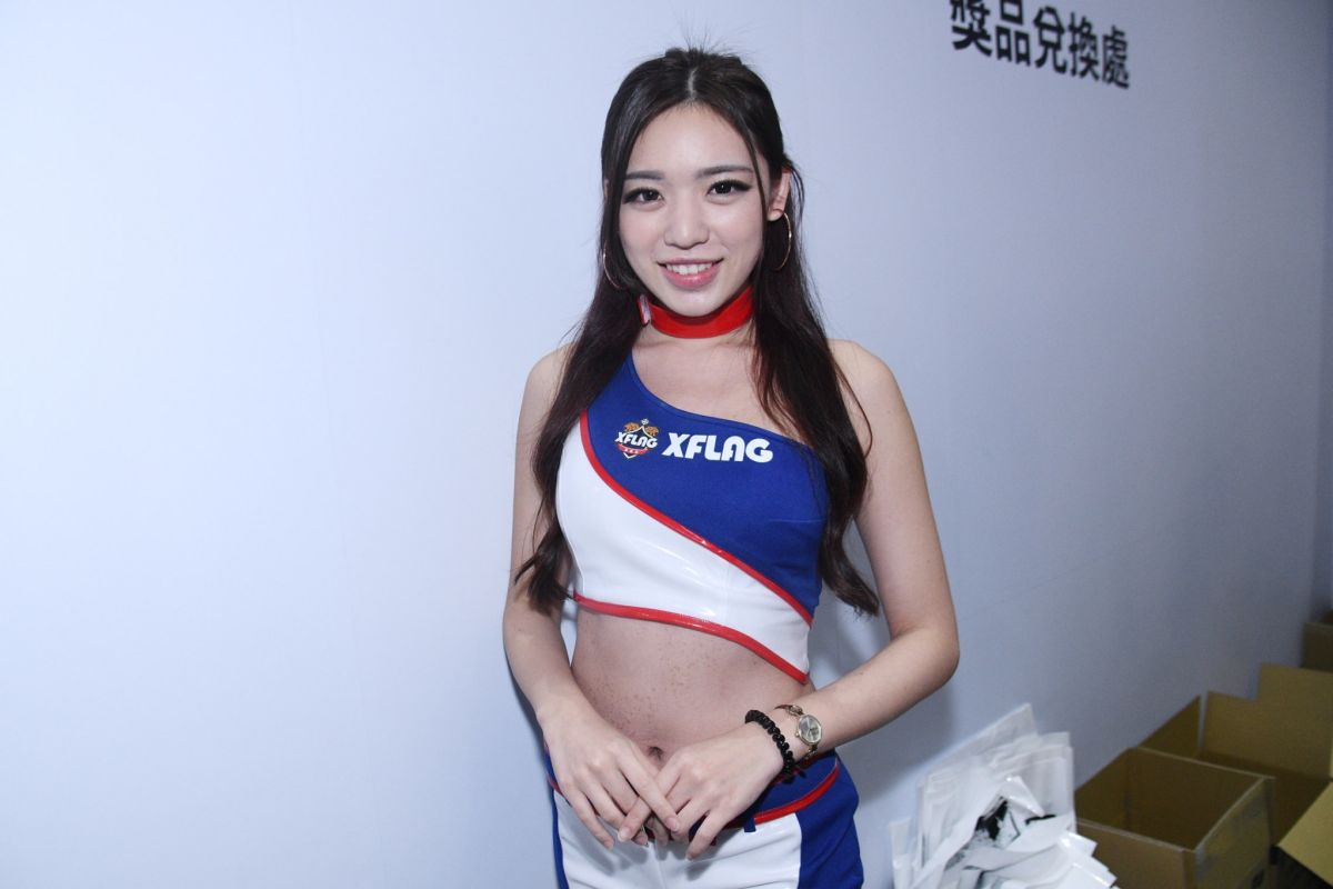 電玩展今日我最美，謝立琪與民眾互動。（圖／林柏年攝）