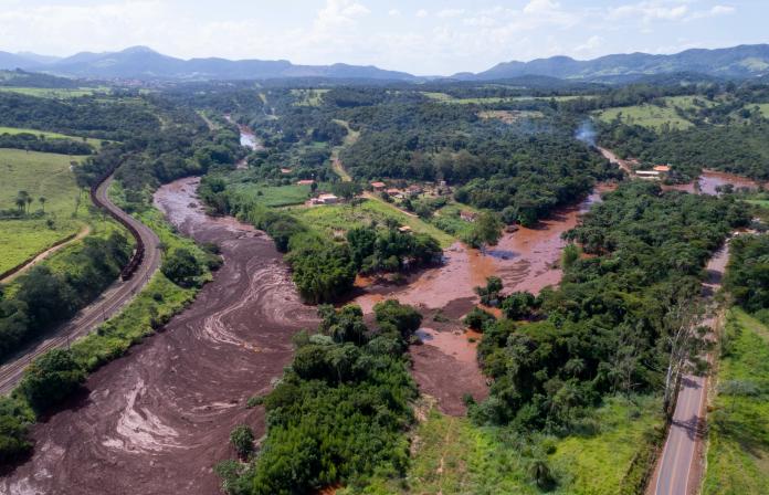巴西一座鐵礦的尾礦壩突然崩塌，大量泥流湧出，淹沒附近民宅。（圖／美聯社／達志影像）