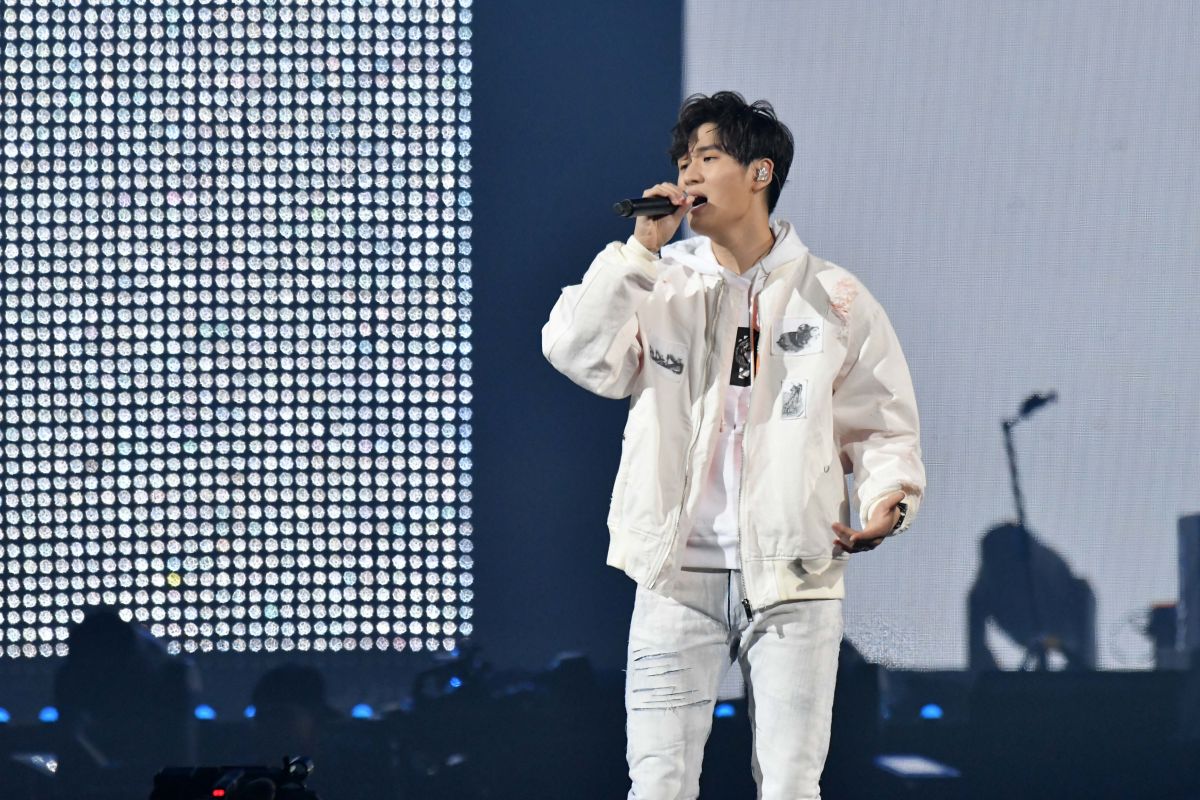 ▲周興哲臉紅羞曝主播女友在台下觀賞他表演。（圖／NOWnews攝影中心提供）
