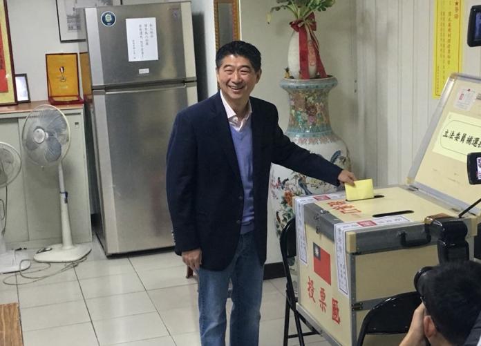 國民黨立委候選人、台北市議員陳炳甫至大同區投開票所投票。（圖／陳炳甫辦公室提供）