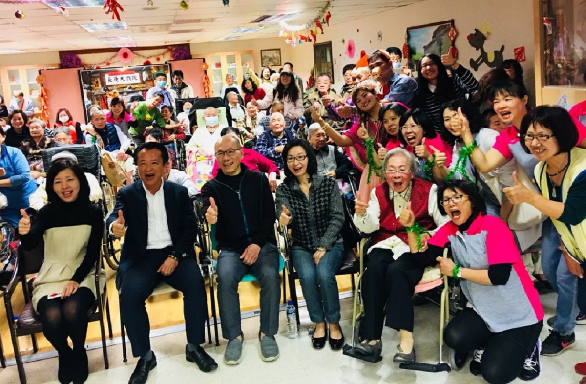 ▲嘉義縣長翁章梁向大家問候後，與長庚醫院護理之家的長輩及辛苦的護理人員們合影。（圖／嘉義長庚醫院提供 , 2019.01.27）