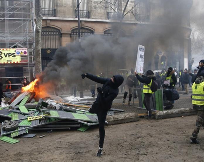 法國「黃背心」示威民眾周六（26日）再度走上街頭，全國約有近7萬人參與，示威最後演變成暴力行動。（圖／美聯社／達志影像）