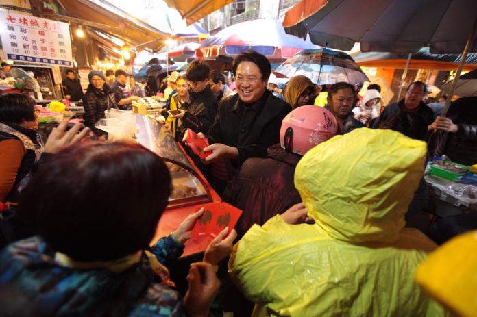 ▲基隆市長林右昌今日走訪七堵市場，同時發放家市府製作的精美豬年紅包。（圖／基隆市政府提供）
