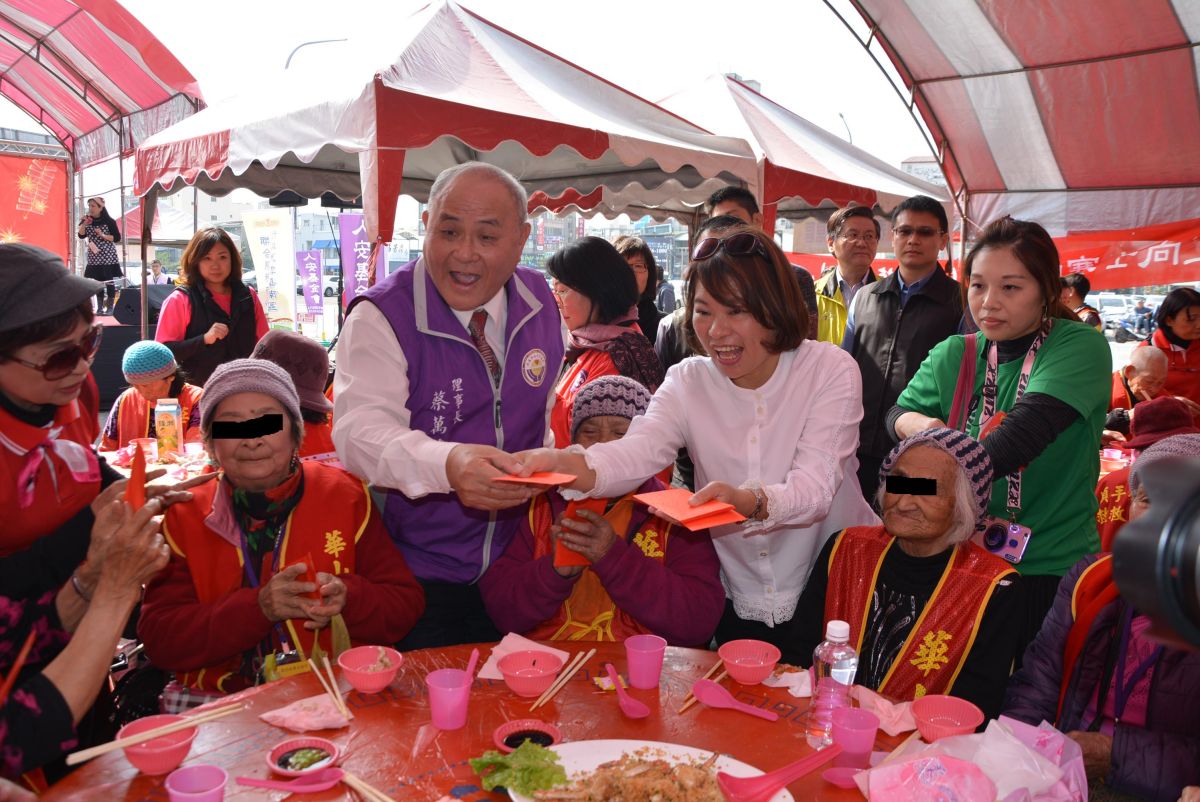 ▲嘉義市長黃敏惠親自發送紅包。（圖／記者郭政隆攝影2019.1.27）