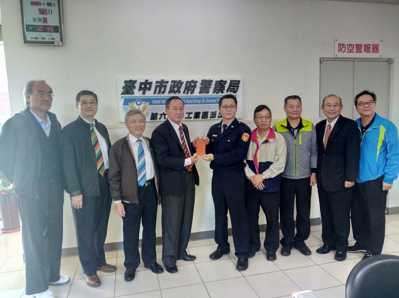 ▲台中工業區廠商協進會與警友站，慰勞工業派出所於春節期間守護廠商治安（圖／記者鄧力軍翻攝, 2019.01.27）