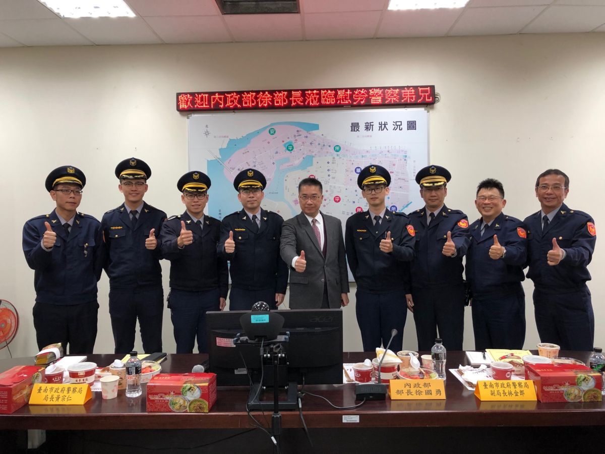 ▲內政部長徐國勇(右五)特地南下嘉勉基層員警。(圖/記者陳聖璋攝，2019.01.27)