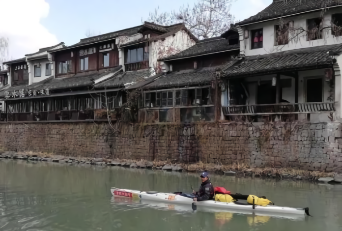 ▲單人單艇划越「京杭大運河」的39天挑戰中，曾在黃河驚險地翻過兩次艇。（圖 / 翻攝自浙江24小時）