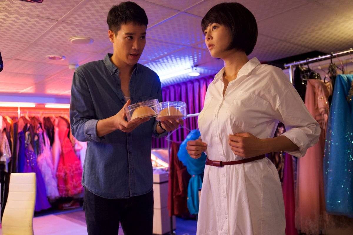 ▲劉香慈（右）在片中罹患乳癌。（圖／可樂電影提供）