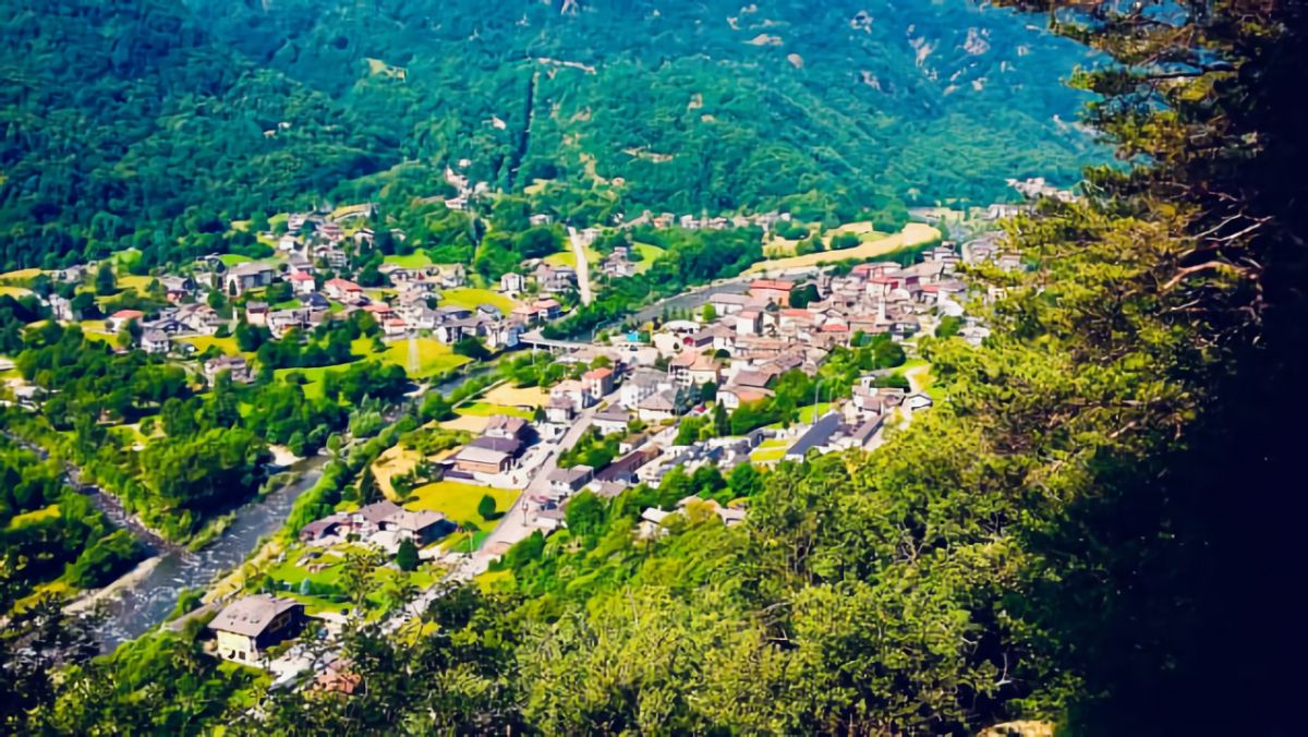 ▲義大利小鎮洛卡納提供 31 萬新台幣獎金，支付給願意移居來此的家庭。（圖／翻攝自 CNN ）