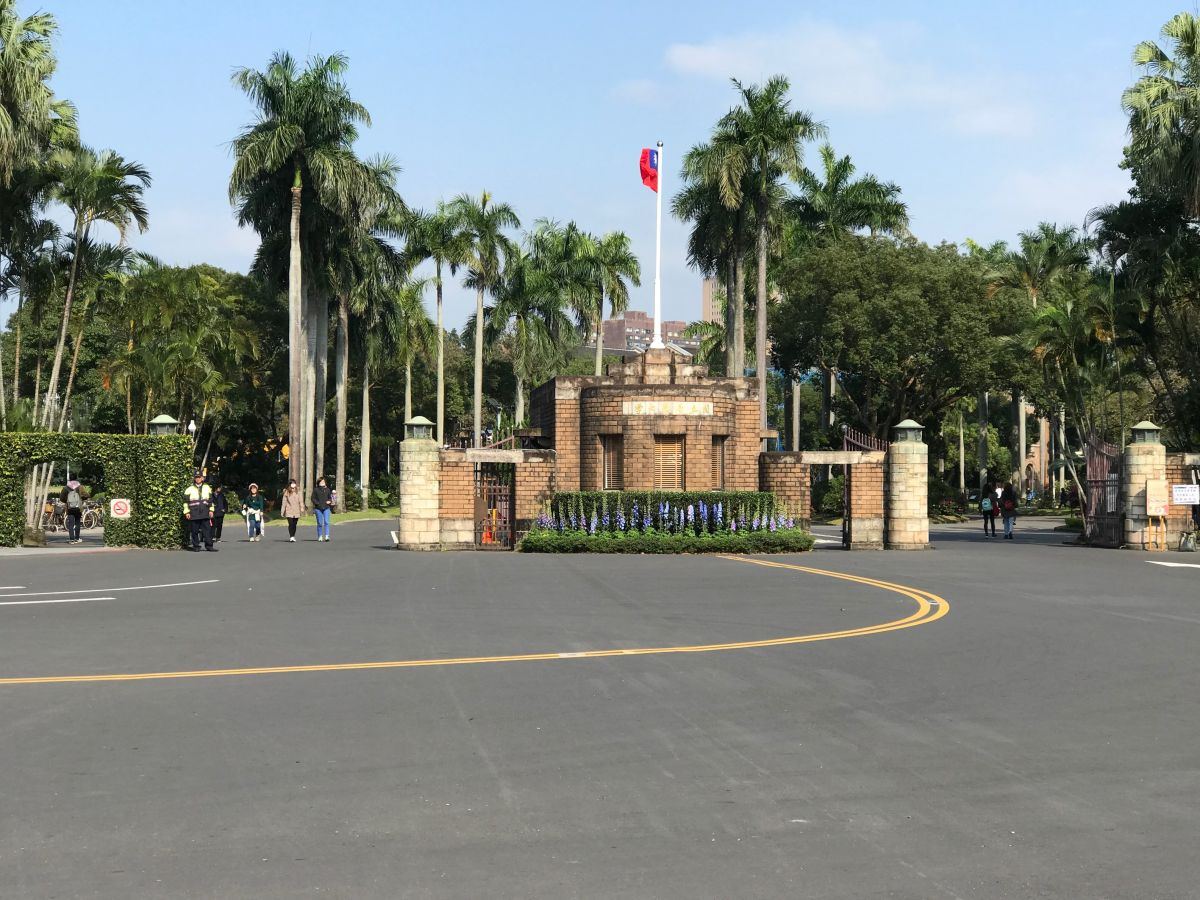 台大教授詐領百萬研究金費卻於近期低調回任，台大校方則表示，後續聘任一切按照流程，經評估後並無疑慮。（圖／記者許維寧攝）