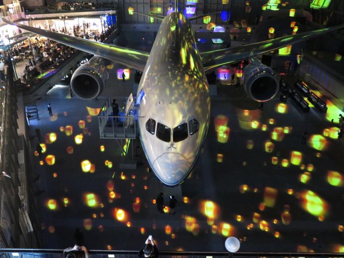 「超體感」機身燈光秀，長達8分鐘的聲光饗宴中透過光線美學讓人感覺彷彿與飛機一同在三維空間飛翔。