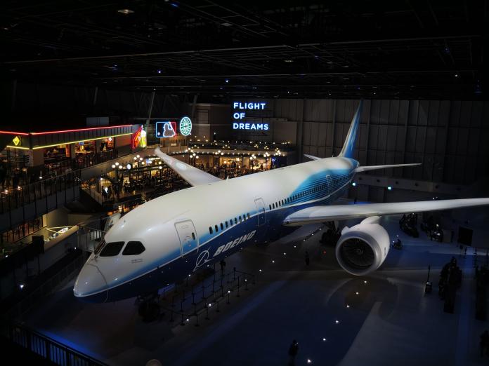 ▲位在名古屋機場內的「 FLIGHT OF DREAMS 」飛機藝術體驗空間，直接將整台 787 搬進來展示，而且還是編號 ZA001 的初代原型機。（圖／FLIGHT OF DREAMS）
