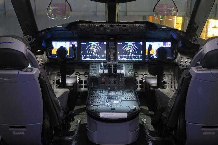 登上世界上首架波音787－ZA001的飛行甲板，裡面忠實重現飛機飛行中的駕駛艙狀態與儀表板數字。
