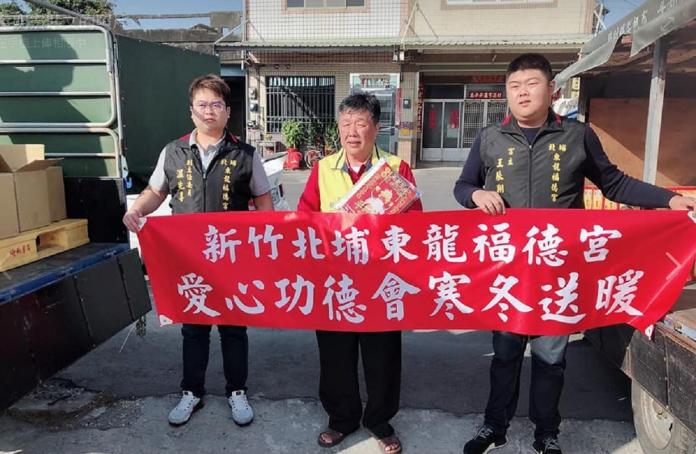 ▲經由立法院副院長蔡其昌牽線，北埔東龍福德宮宮主王辰翔(右)、副主委溫兆喜(左)載送150公斤白米至雲林縣麥寮鄉興華村冬令送暖。（圖／北埔東龍福德宮提供）