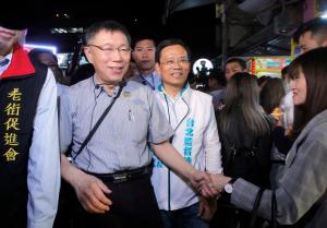 柯文哲當年挾「白色力量」崛起，重整了台灣「非藍即綠」的政治色彩。（圖／美聯社／達志影像）