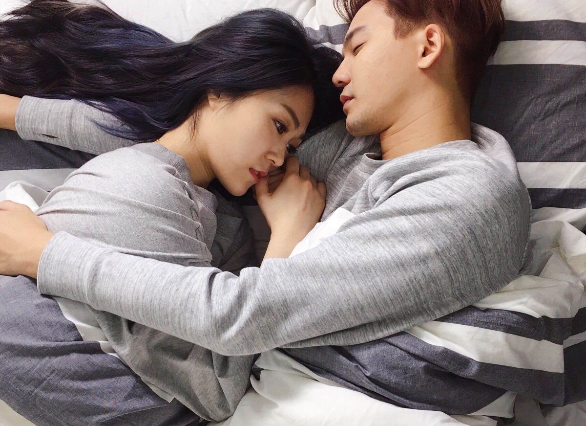 ▲張三李四的張三與曹雅雯拍床戲，遭團員揶揄「自肥」。（圖／獨一無二娛樂提供）
