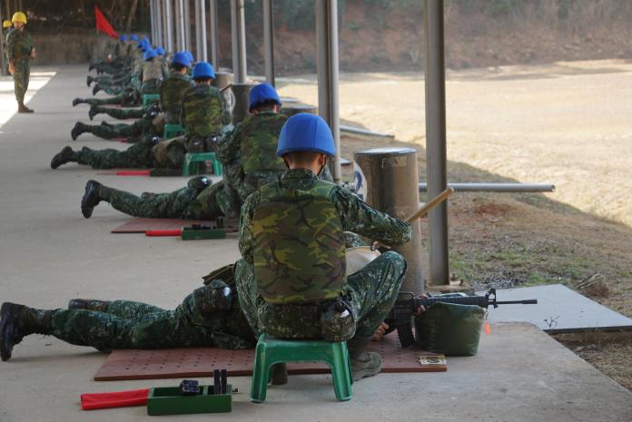 ▲台中成功嶺爆出打靶意外，18歲邵姓新兵手持T91步槍，發生不明原因擊發，造成他臉部左側大面積重創，左眼球脫落。（示意圖／記者呂炯昌攝）