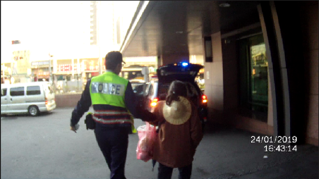 ▲勤工所員警猶如解密碼般，為失智婦人找到回家的路（圖／記者鄧力軍翻攝, 2019.01.29）