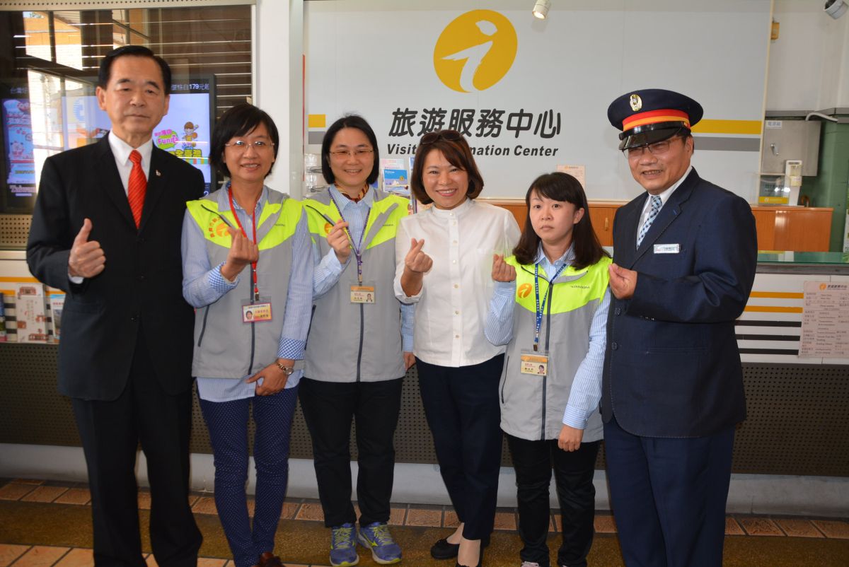 ▲黃市長慰勉旅遊服務中心服務人員。（圖／記者郭政隆攝影2019.1.29）