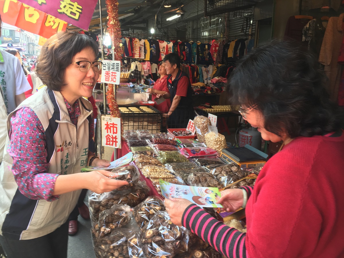 ▲台南市副市長王時思向民眾宣導登革熱防治措施。(圖/記者陳聖璋翻攝)