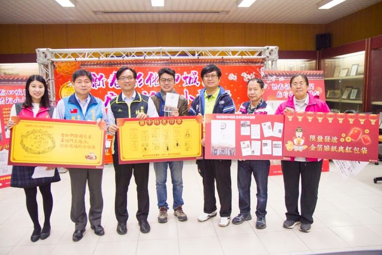 彰化市公所大年初一推出廟宇祈福小旅行,地方文史工作者帶大家徒步走訪東西南北四城門、廟宇、述說彰化古城故事,歡迎闔家同樂。(圖/記者陳雅芳攝)