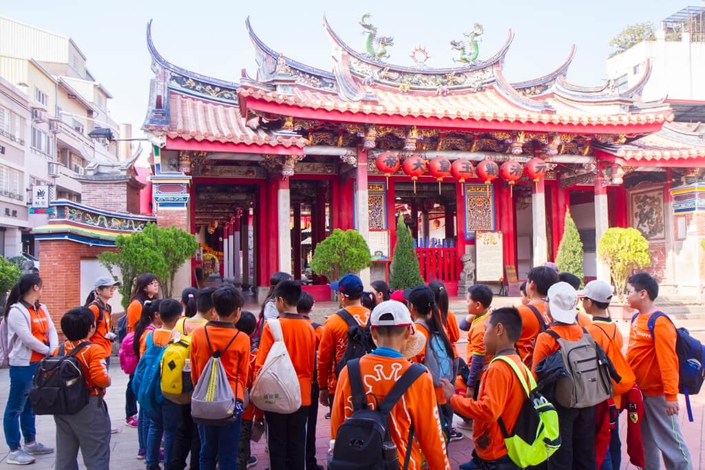 ▲彰化市公所大年初一推出廟宇祈福小旅行，地方文史工作者帶大家徒步走訪東西南北四城門、廟宇、述說彰化古城故事，歡迎闔家同樂。（圖／記者陳雅芳攝，2019.01.29）