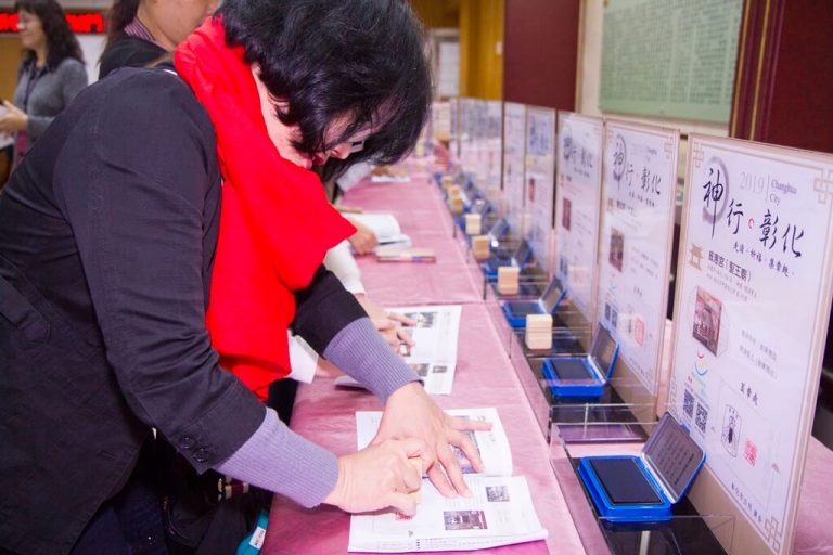 彰化市公所大年初一推出廟宇祈福小旅行,地方文史工作者帶大家徒步走訪東西南北四城門、廟宇、述說彰化古城故事,歡迎闔家同樂。(圖/記者陳雅芳攝)