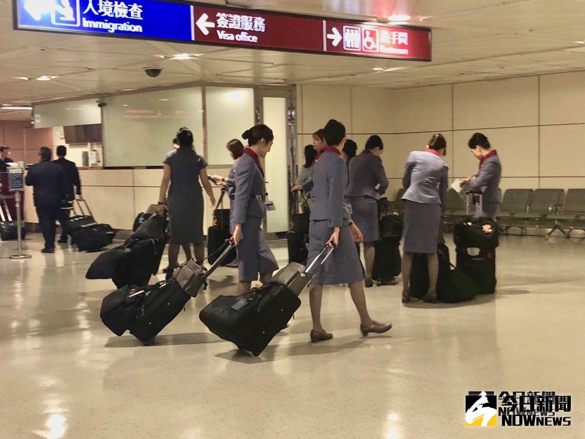 ▲華航一名張姓機師對空姐言語性騷擾，甚至企圖強拉進機上廁所，台北地院判決應賠償空姐 10 萬元，可上訴。照片非當事人。（圖／NOWnews資料圖片）