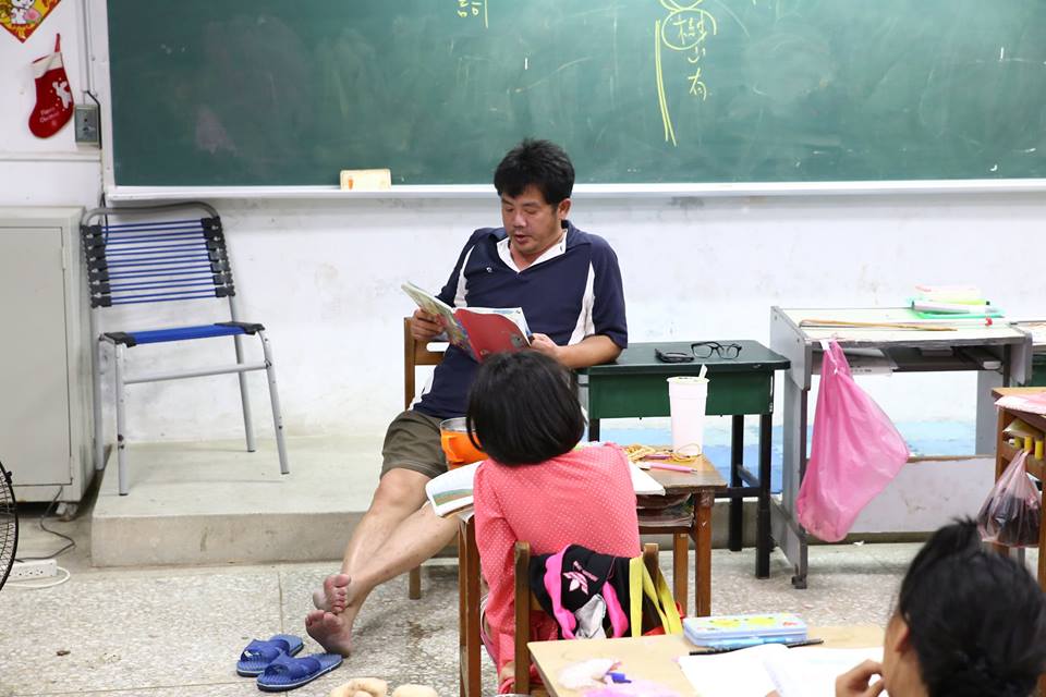 ▲總愛穿拖鞋為孩子奔走的熱血教師謝明賢，昨晚車禍身亡。(圖 / 翻攝自謝明賢臉書)