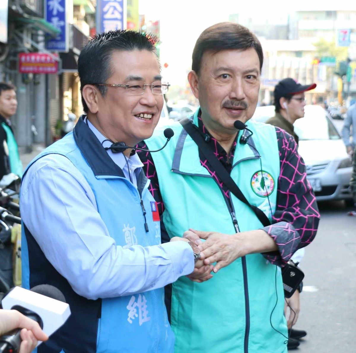 ▲國民黨立委參選人鄭世維今（30）日前往三重龍門市場掃街拜票，巧遇民進黨徵召的立委參選人余天，雙方相互加油打氣。（圖／鄭世維辦公室提供）