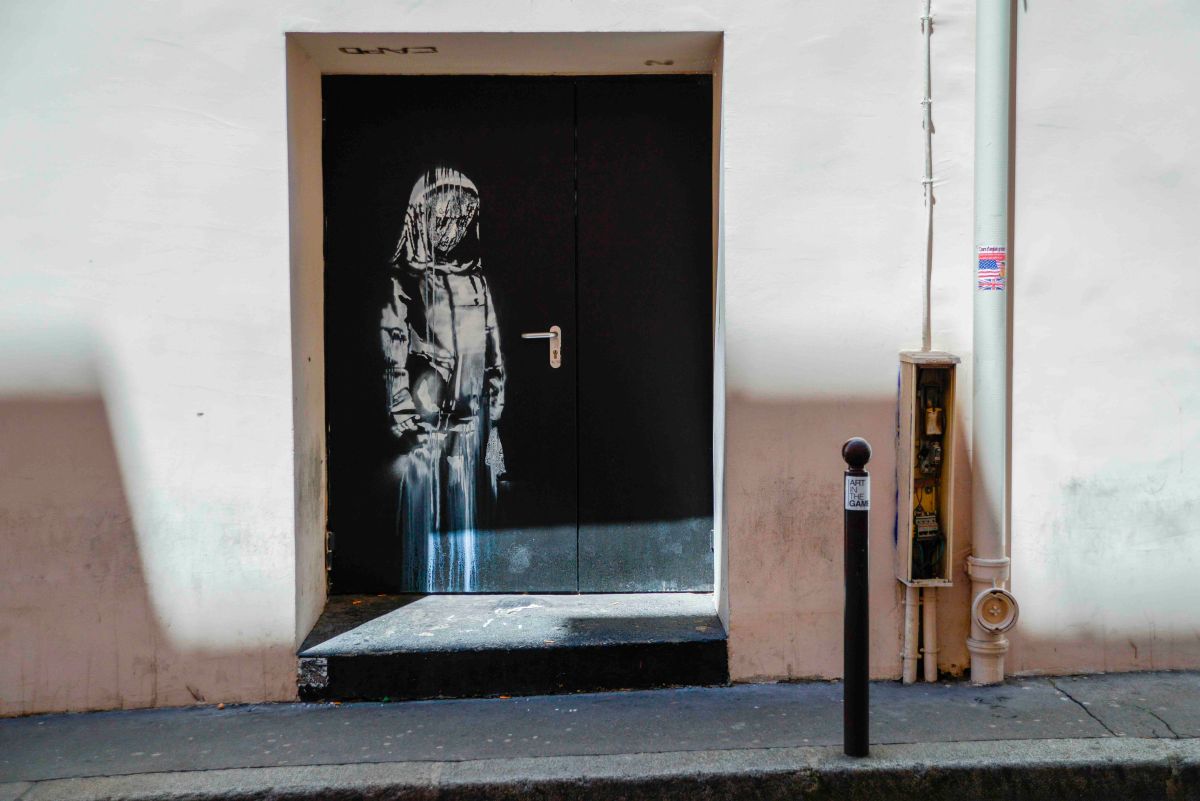 這幅 Banksy 為悼念2015年法國連環恐怖攻擊事件，在巴黎Bataclan劇院逃生門上所創作的畫作，在日前被人拆下盜走。圖＠美聯社