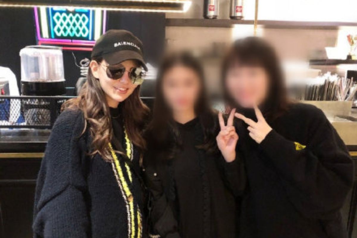 ▲女星昆凌（左一）腹部明顯凸起。（圖／微博）