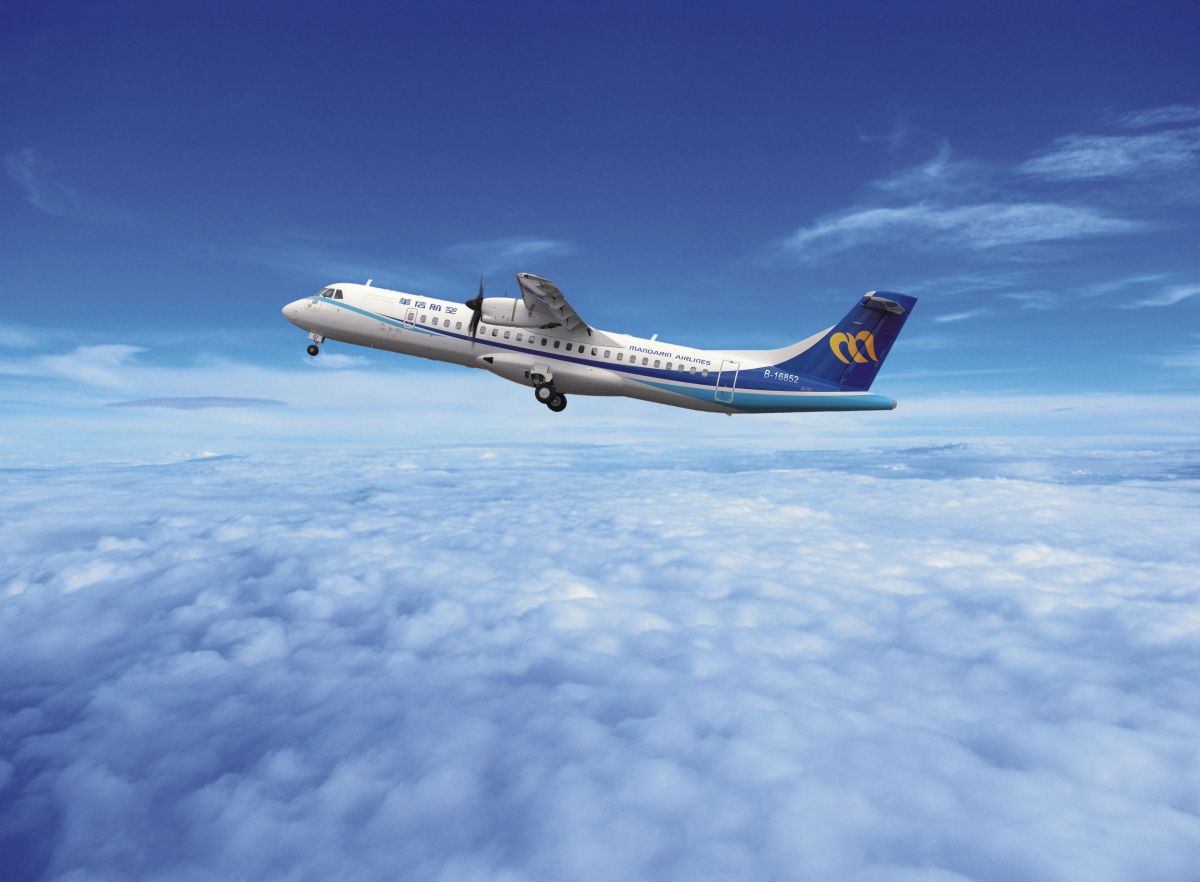 ▲華信航空為慶祝 ATR72-600 機隊營運一周年，高雄－澎湖航線推出「福氣券大放送」活動，可憑券享購票 5 折優惠。（圖／華信航空）