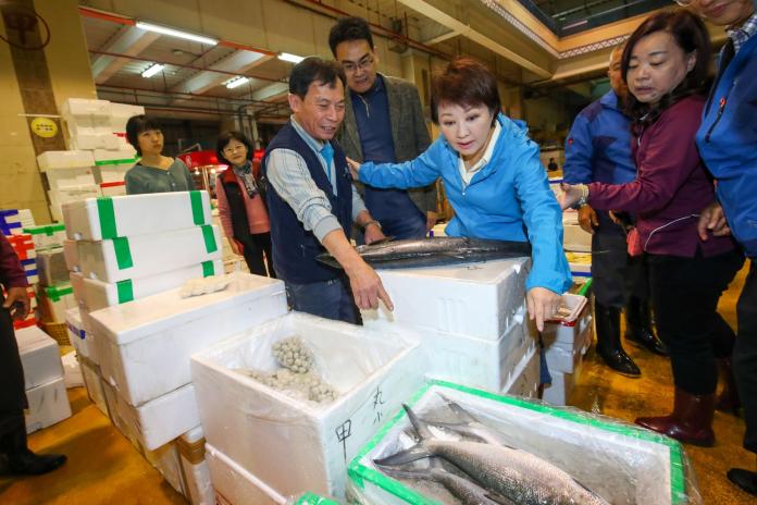 年關近　盧秀燕凌晨視察魚市果市了解供銷價格
