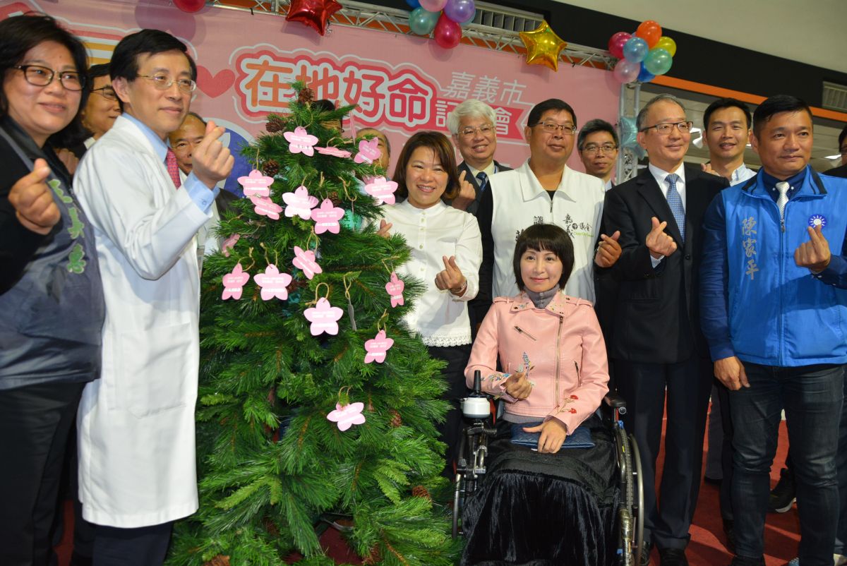 ▲各來賓將支持病人自主權利法簽名卡掛於希望樹上。（圖／記者郭政隆攝影2019.1.30）