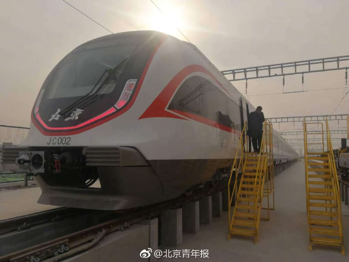 ▲北京新機場線列車亮相。（圖／翻攝自北京青年報）