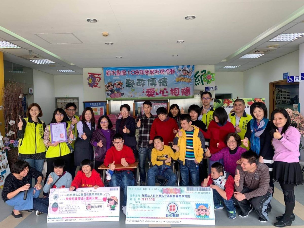 ▲二林鎮青農陳致嘉與中華郵政網路商城合作多元管道行銷自家栽種的火龍果，每賣出1箱就捐10元二林喜樂保育院。（圖／記者陳雅芳攝，2019.01.30）